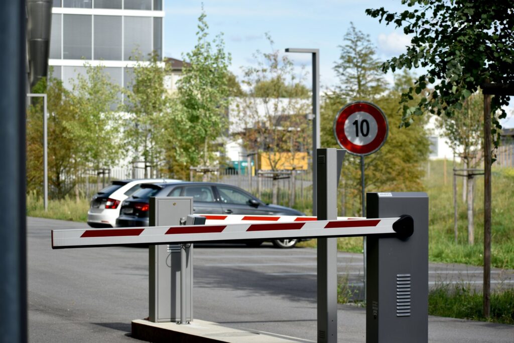 Automatische Schrankenanlage zur kontrollierten Zufahrt auf ein Betriebsgelände