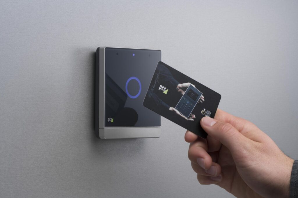 Zutrittskontrolle mit RFID-Karte an einem elektronischen Kartenleser